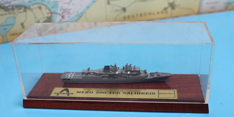 Fregatte F 246 TCG "Salih Reis" Meko 200 TN (1 St.) TR 1997/98 in Vitrine